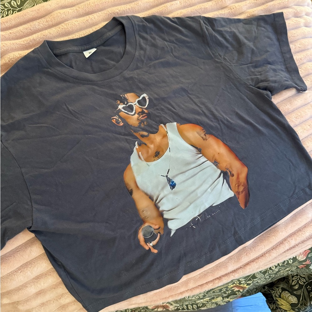 Joe Jonas Women’s Graphic T-Shirt in dark gray. Size Medium.
